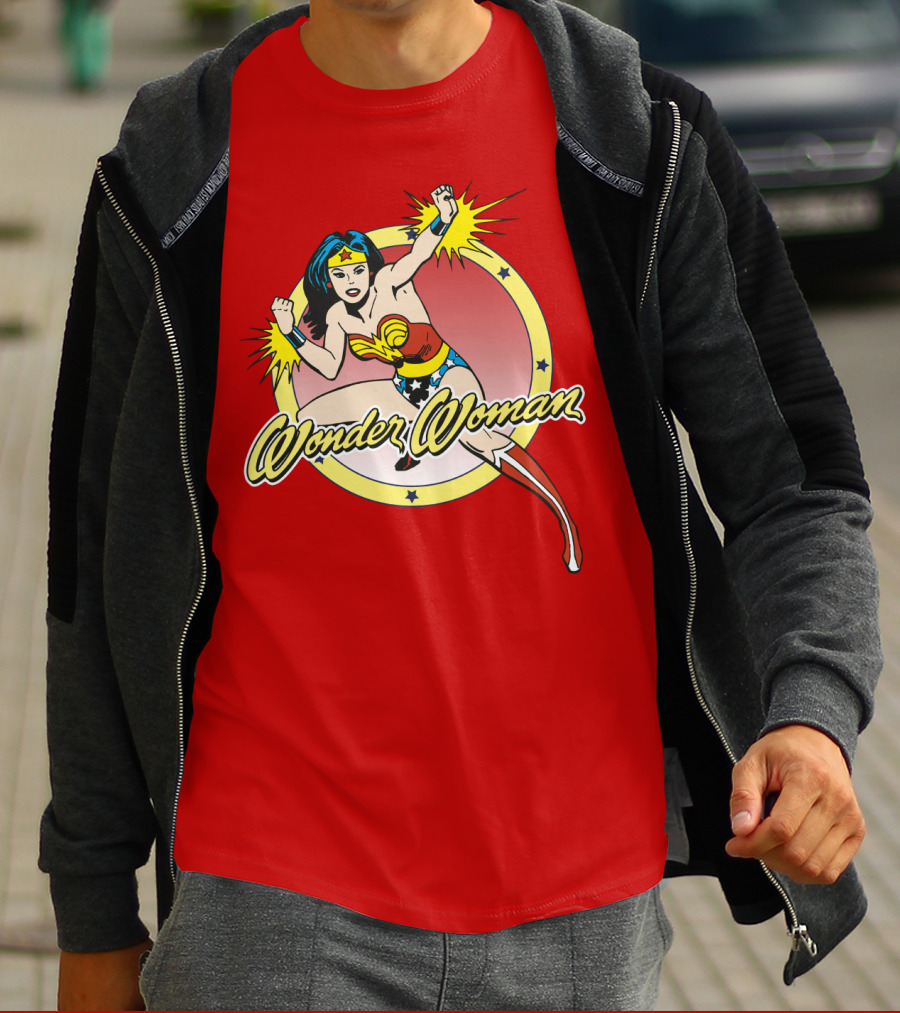 Wonder Woman Dynamic Heroic Pose Comic T-Shirt