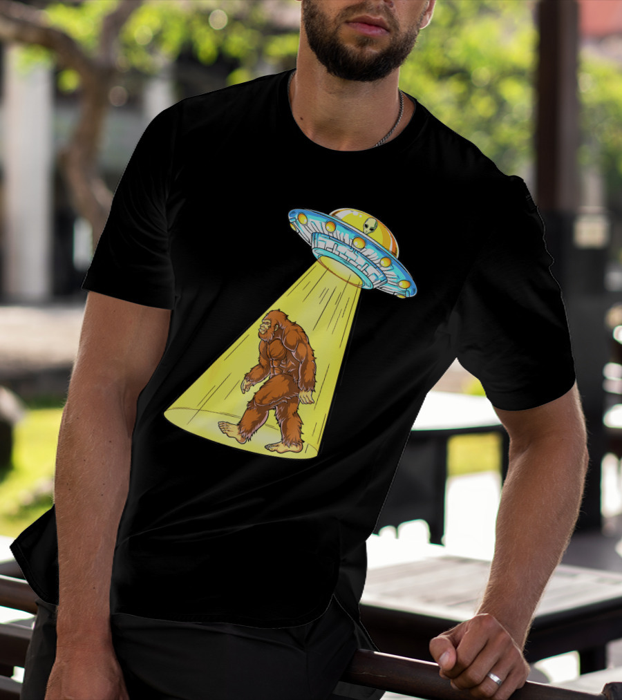 Bigfoot Sasquatch UFO Abduction Alien Flying Saucer T-Shirt