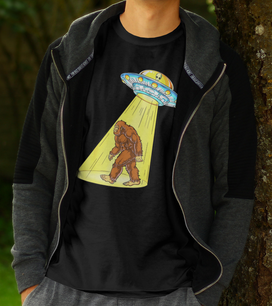 Bigfoot Sasquatch UFO Abduction Alien Flying Saucer T-Shirt