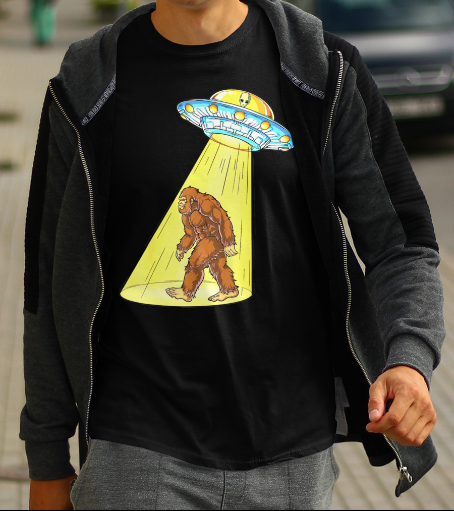 Bigfoot Sasquatch UFO Abduction Alien Flying Saucer T-Shirt
