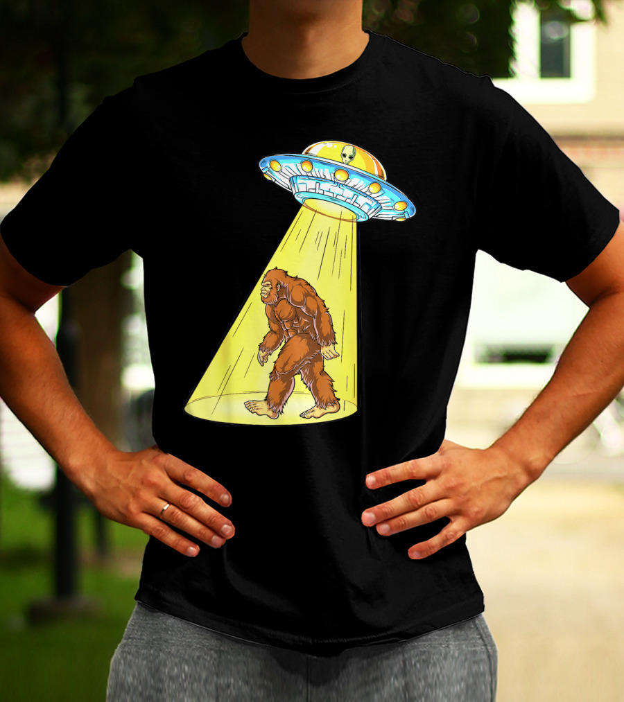 Bigfoot Sasquatch UFO Abduction Alien Flying Saucer T-Shirt