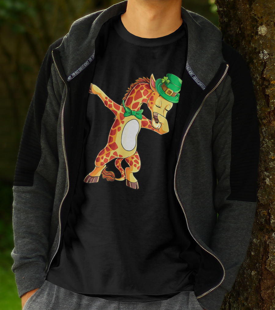 Dabbing Giraffe St Patricks Day Leprechaun Hat Green Bowtie T-Shirt