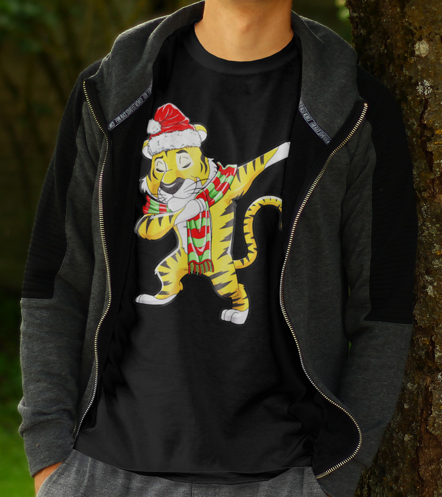 Dabbing Tiger Santa In Santa Hat And Festive Scarf T-Shirt