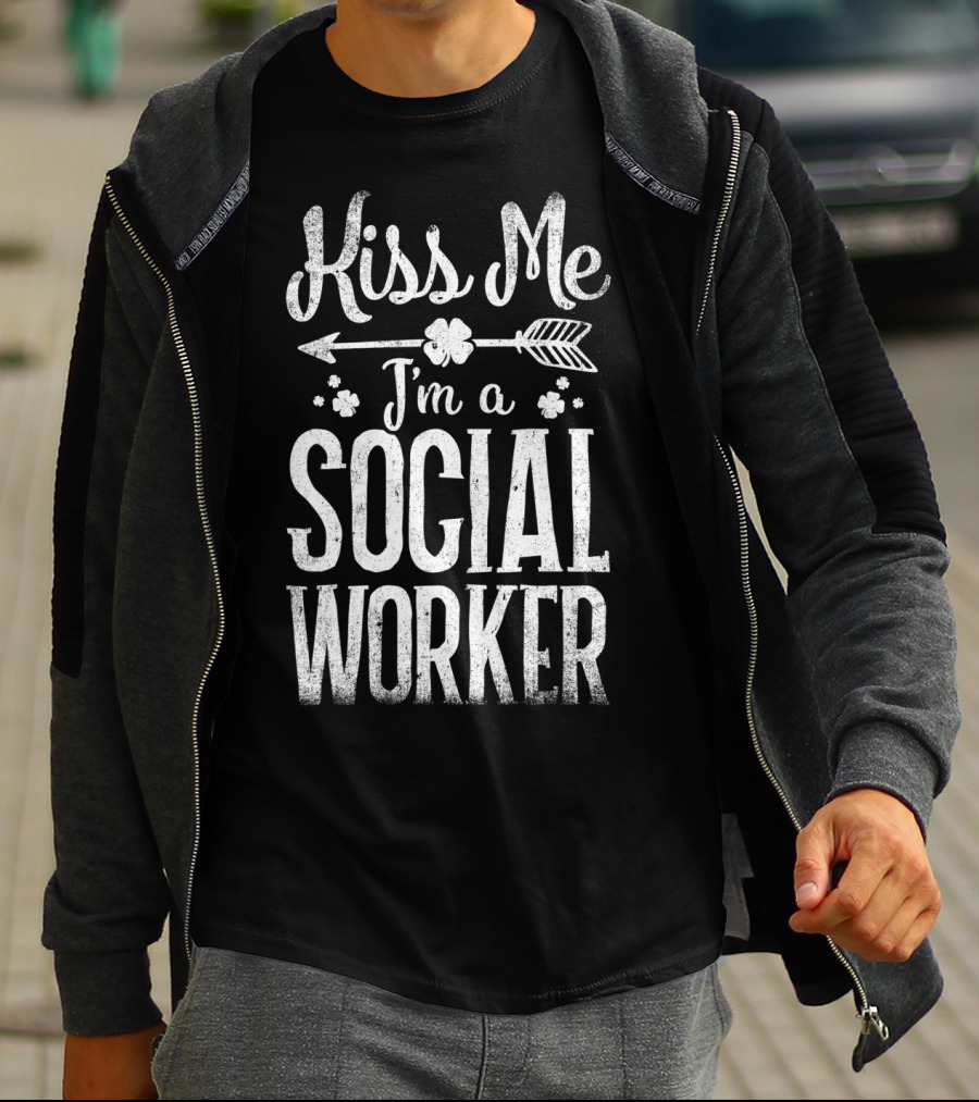 Kiss Me I'm A Social Worker Arrow And Shamrocks T-Shirt