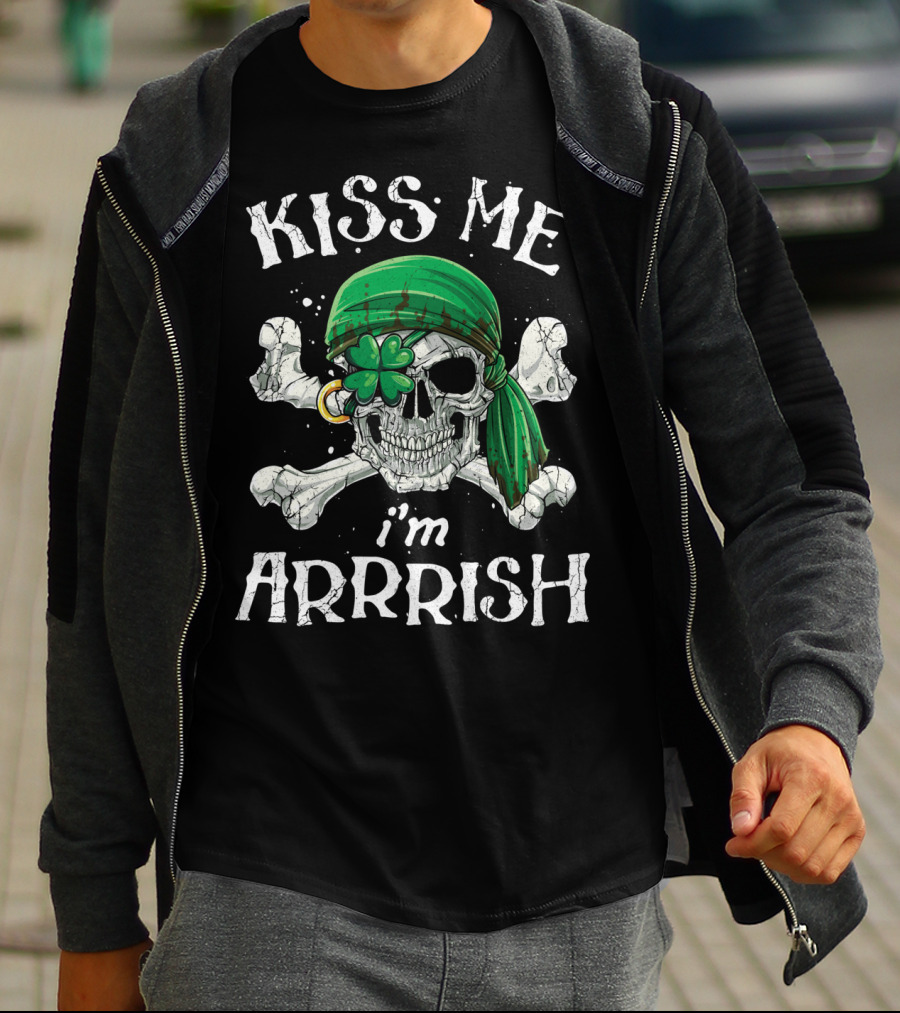 Kiss Me I'm Arrrish St Patricks Day Skull Pirate With Shamrock And Crossbones T-Shirt