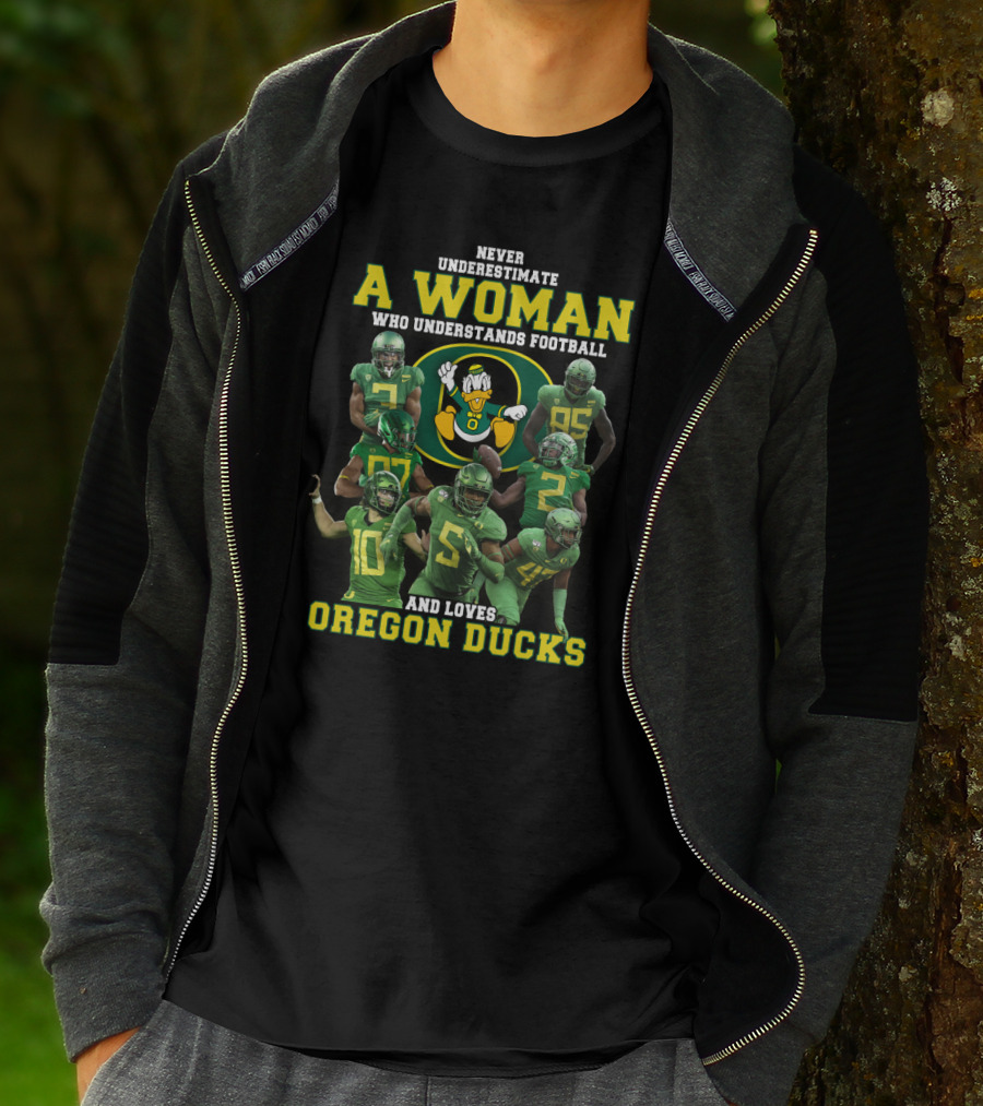 Never Underestimate A Woman Who Understands Football And Loves Oregon Ducks T-Shirt