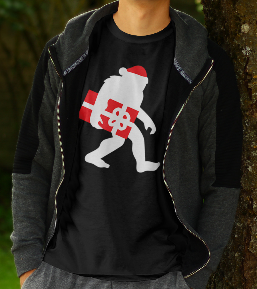 Nice Bigfoot Carrying Christmas Gift In Santa Hat T-Shirt