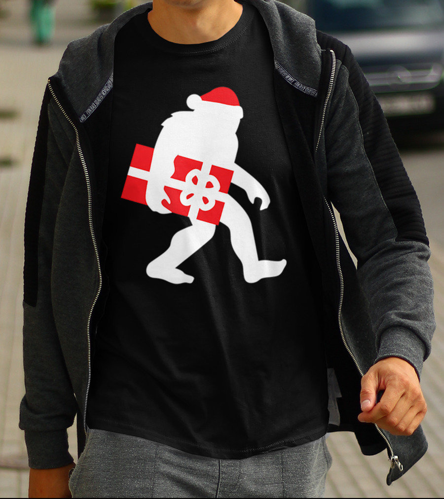 Nice Bigfoot Carrying Christmas Gift In Santa Hat T-Shirt
