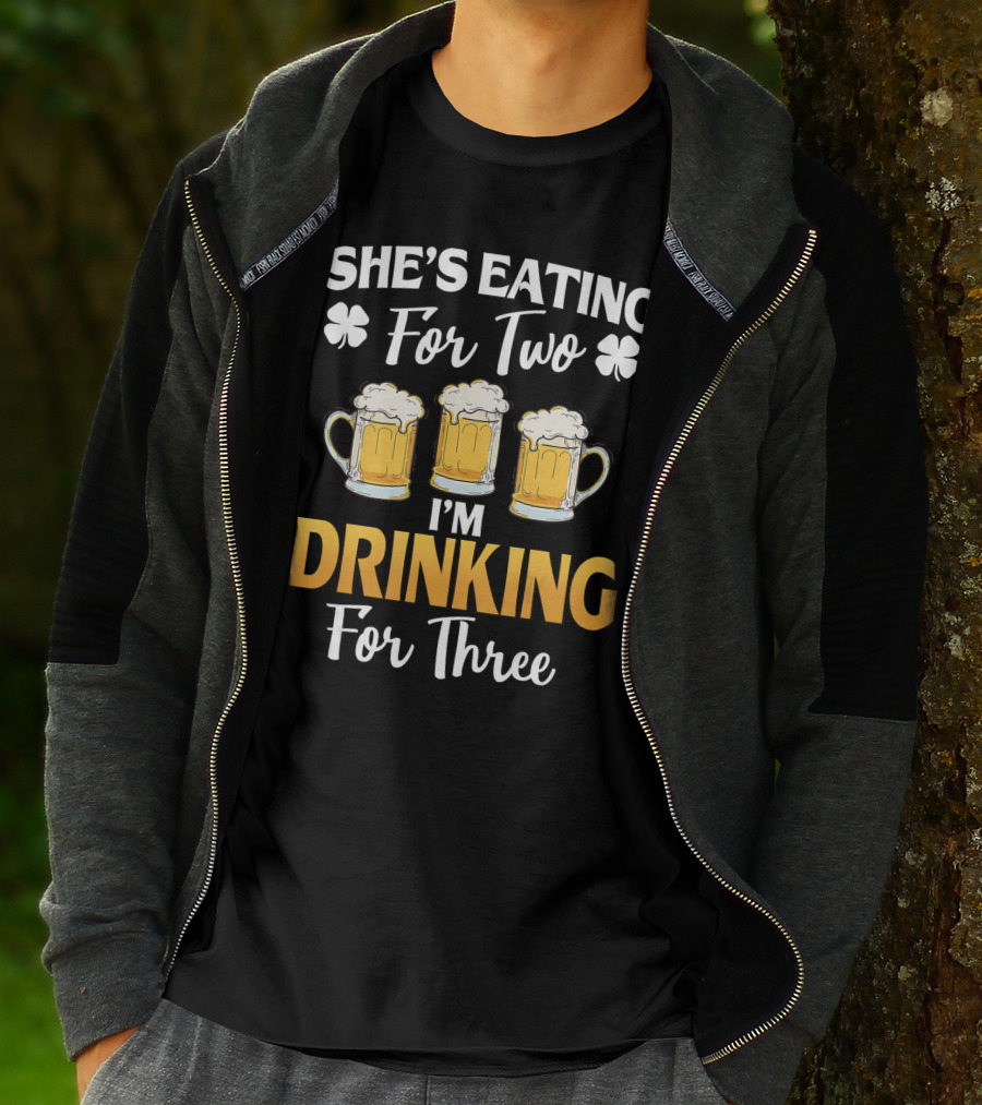 She's Eating For Two I'm Drinking For Three St Patricks Day Beer Mug Shamrock T-Shirt