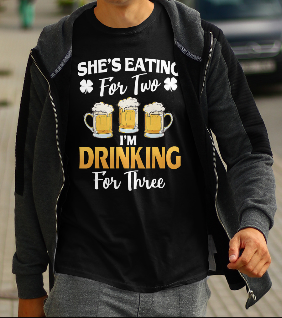 She's Eating For Two I'm Drinking For Three St Patricks Day Beer Mug Shamrock T-Shirt