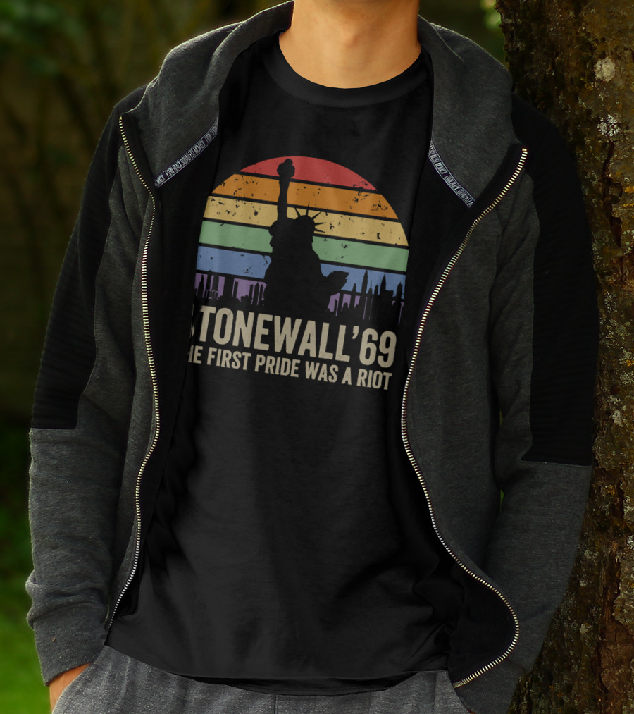 STONEWALL '69 THE FIRST PRIDE WAS A RIOT STATUE OF LIBERTY RAINBOW T-Shirt