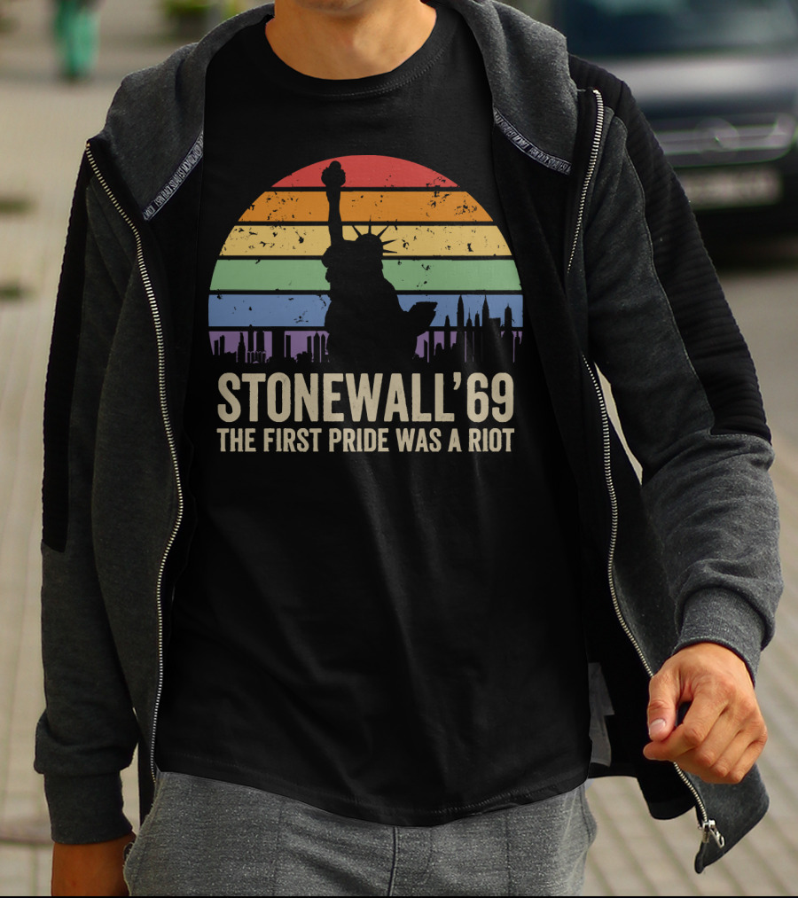 STONEWALL '69 THE FIRST PRIDE WAS A RIOT STATUE OF LIBERTY RAINBOW T-Shirt
