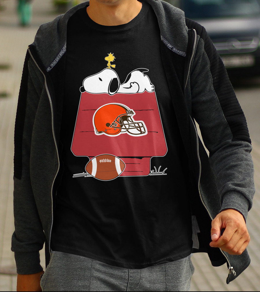 Snoopy And Woodstock On Doghouse With Cleveland Browns Helmet And Football T-Shirt