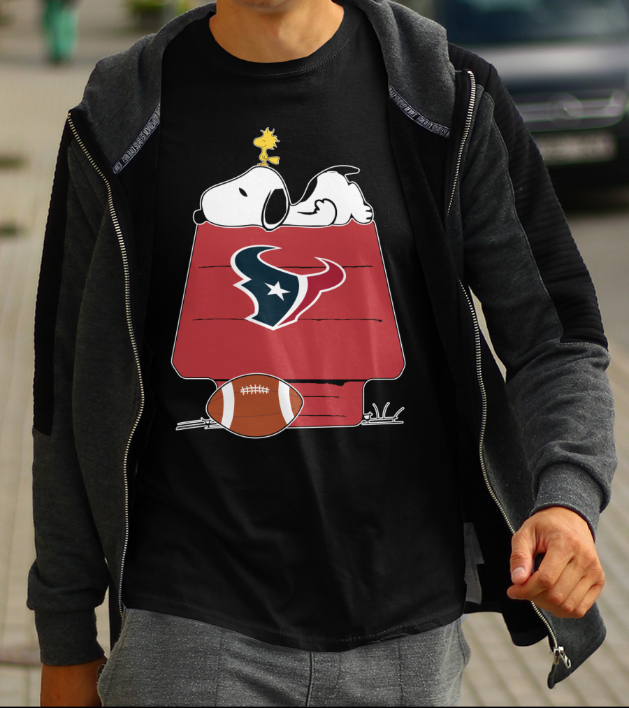 Snoopy And Woodstock Relax On Houston Texans Football Doghouse T-Shirt