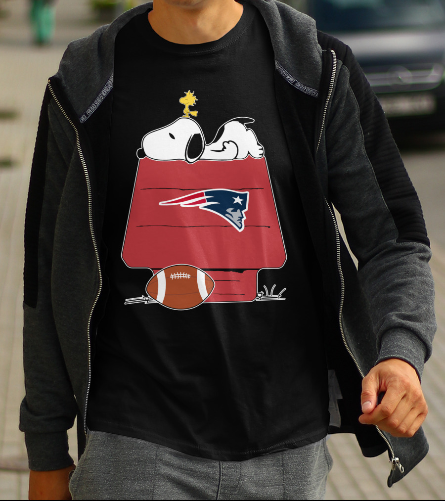 Snoopy And Woodstock Relaxing On Doghouse With New England Patriots Football Theme T-Shirt