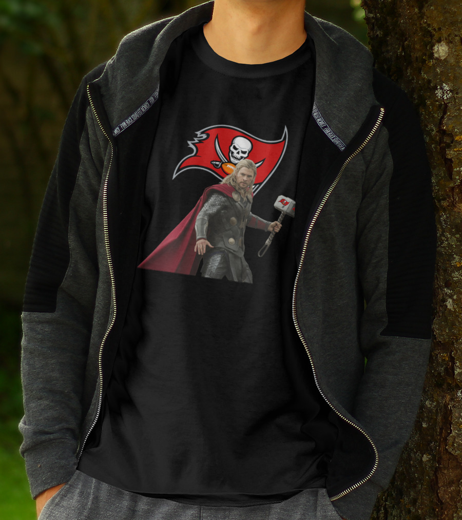 Tampa Bay Buccaneers Thor With Hammer And Skull Flag T-Shirt