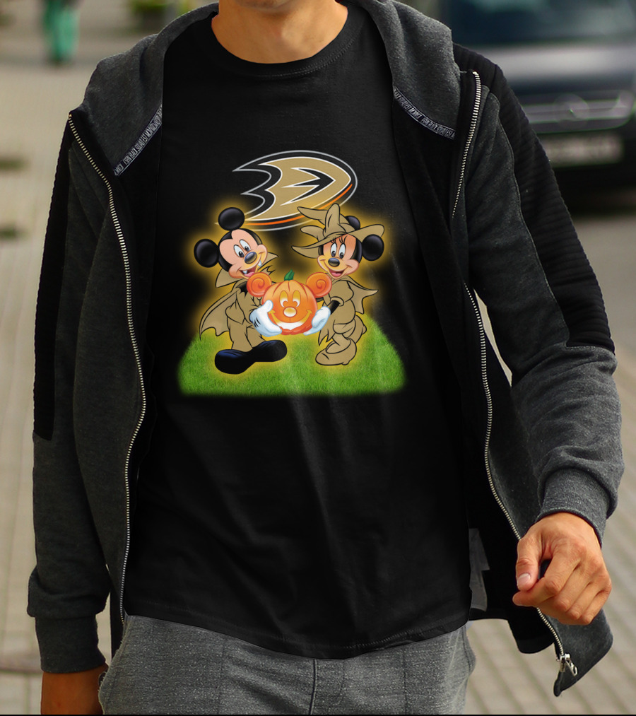 Anaheim Ducks Halloween With Mickey And Minnie Holding Pumpkin T-Shirt
