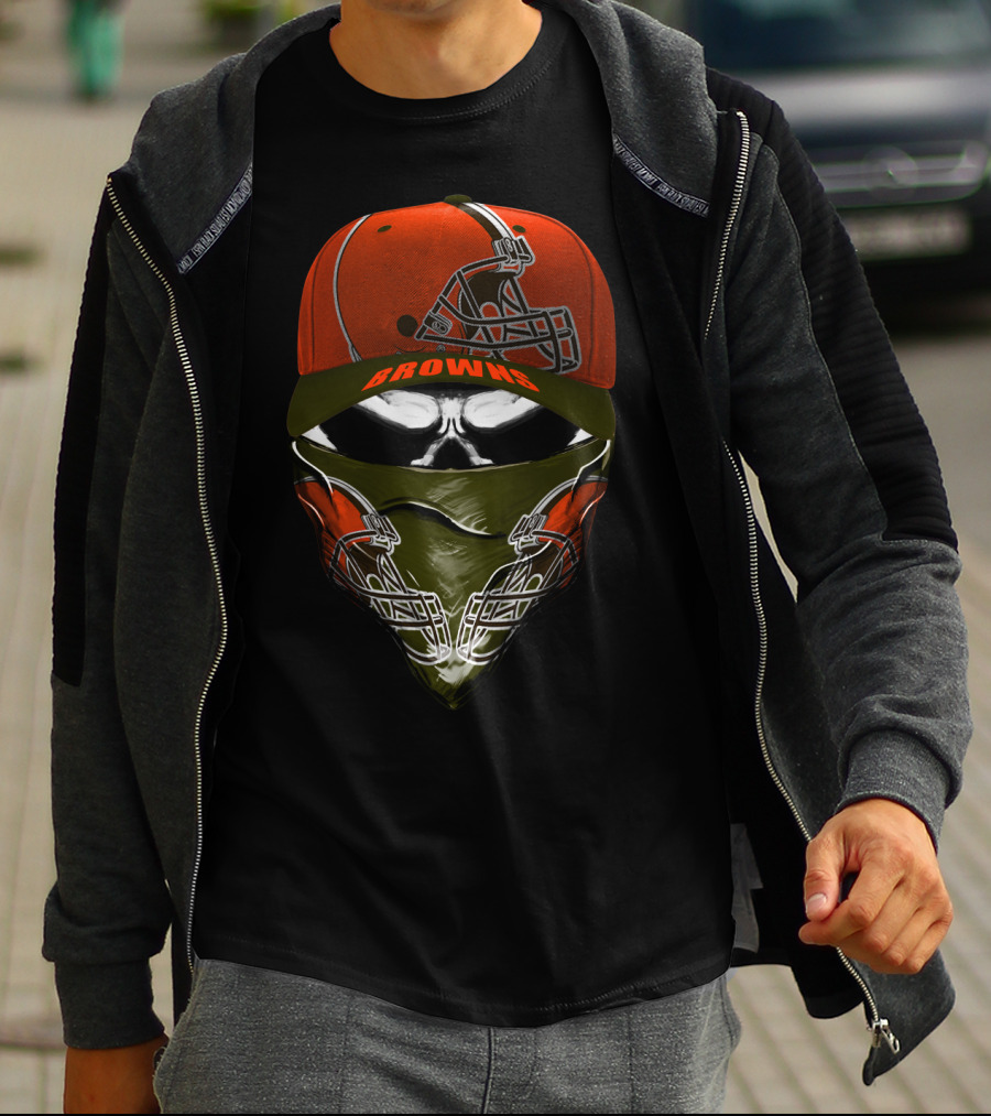 Cleveland Browns Helmet And Skull Bandana Hoodie T-Shirt