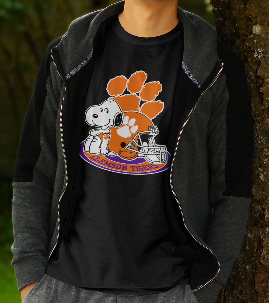 Clemson Tigers Snoopy Paw Print Helmet T-Shirt