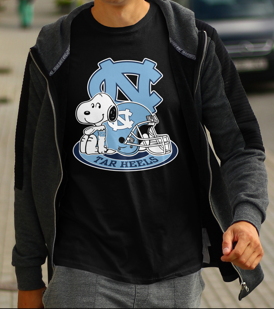 North Carolina Tar Heels Snoopy Football Helmet T-Shirt