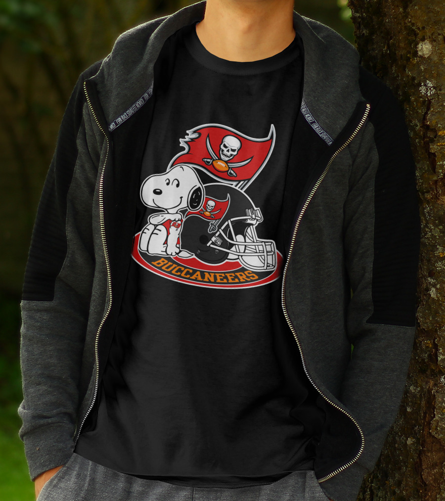 Tampa Bay Buccaneers Snoopy Helmet And Flag T-Shirt