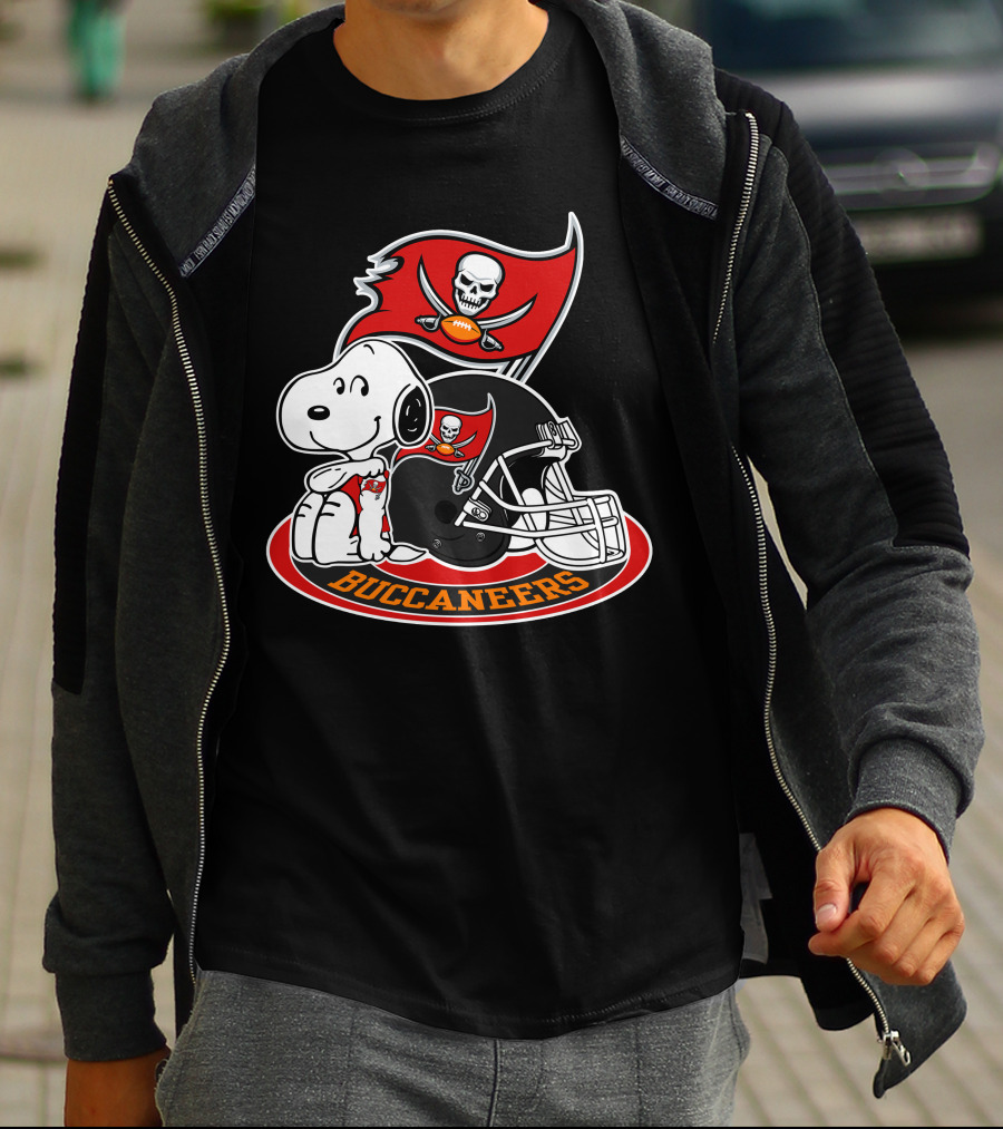 Tampa Bay Buccaneers Snoopy Helmet And Flag T-Shirt