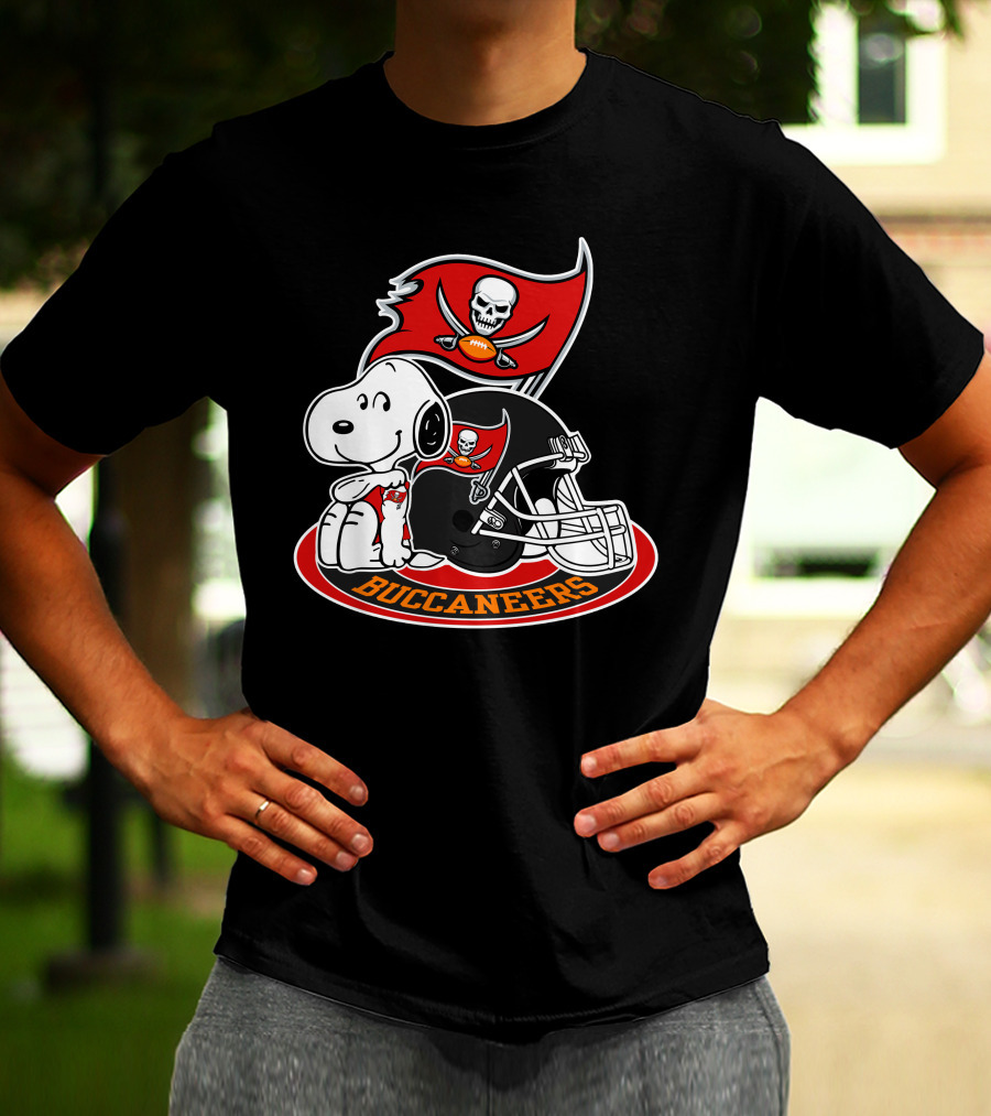 Tampa Bay Buccaneers Snoopy Helmet And Flag T-Shirt