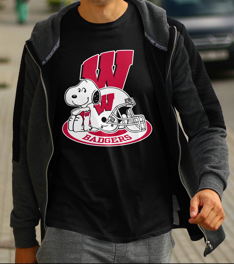 Wisconsin Badgers Snoopy Football Helmet T-Shirt