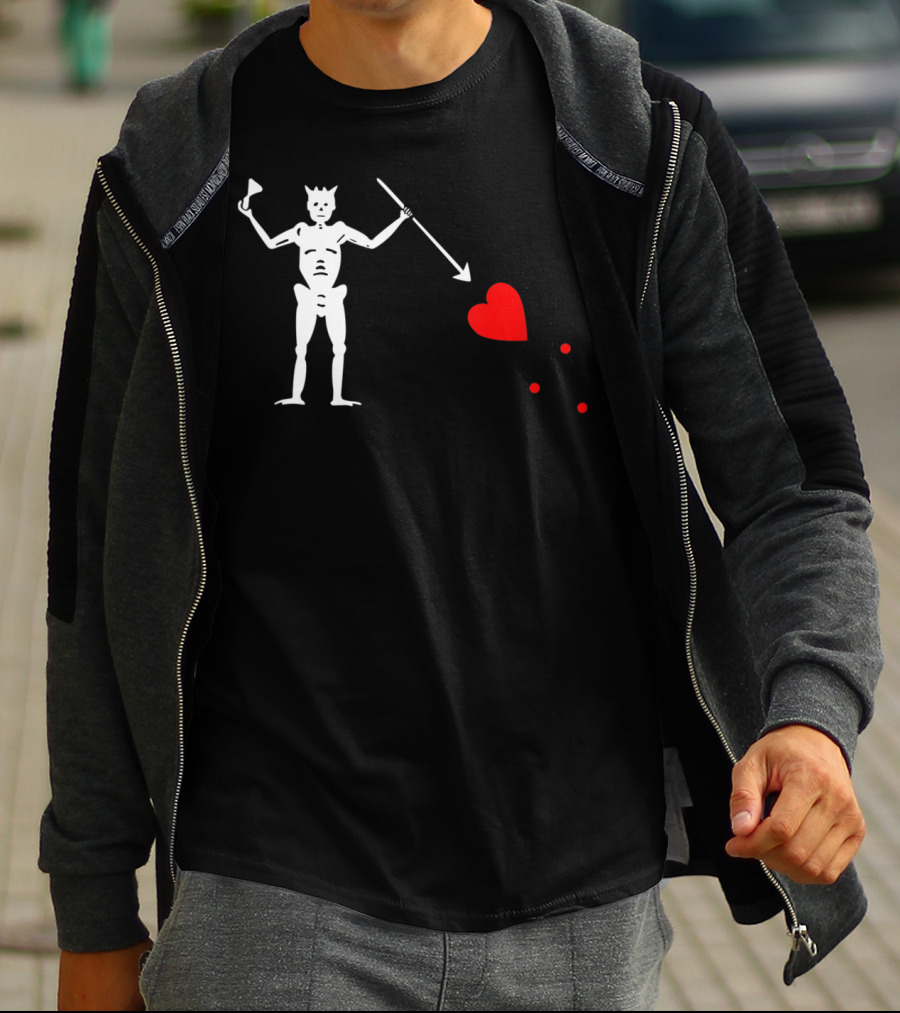 Skeleton With Spear And Heart On Blackbeard's Jolly Roger Pirate Flag T-Shirt