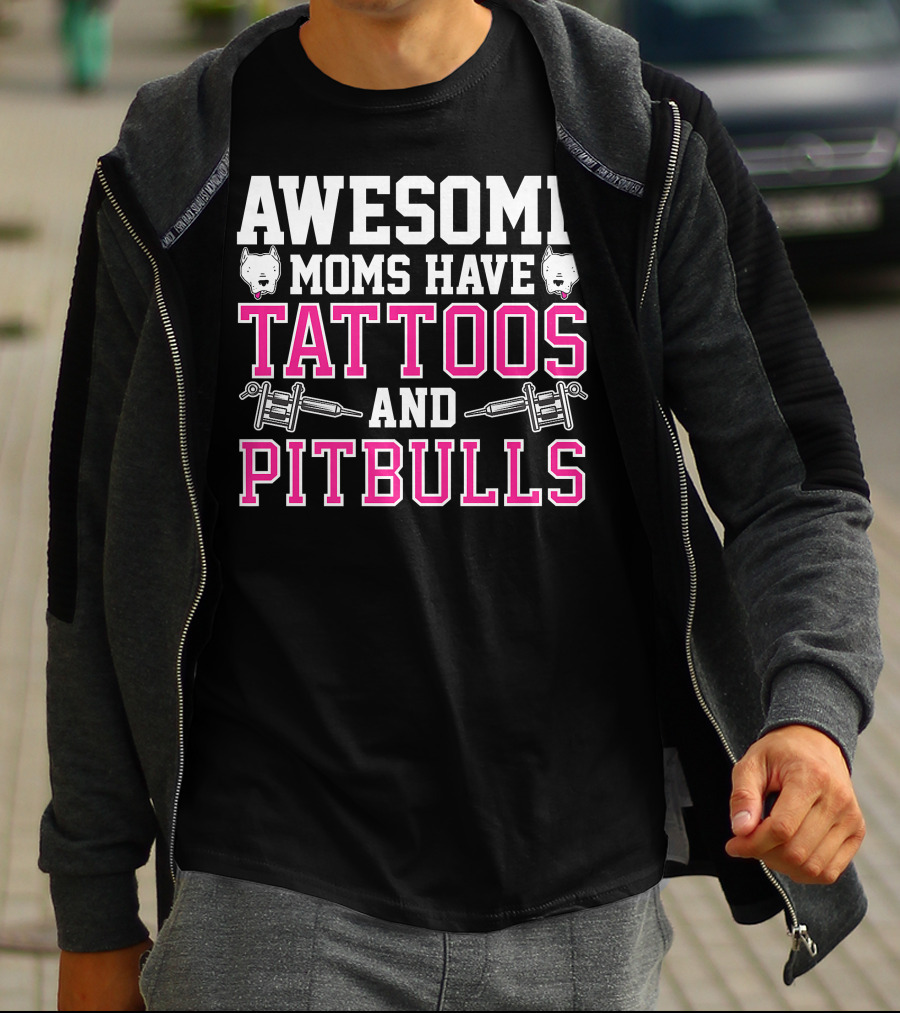 AWESOME MOMS HAVE TATTOOS AND PITBULLS WITH TATTOO MACHINES AND PITBULL HEADS T-Shirt