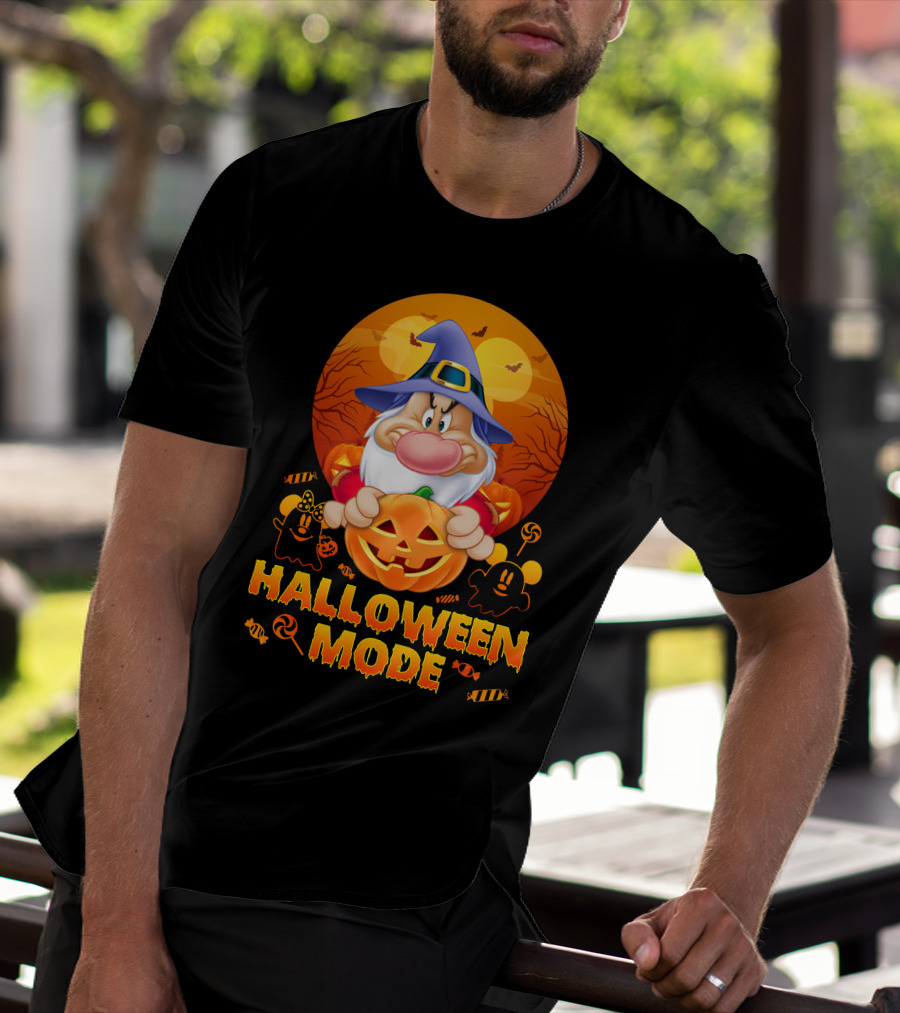Grumpy Halloween Mode Wizard With Jack-O'-Lantern T-Shirt