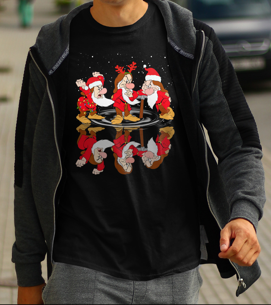 Grumpy Santa Claus Reflection With Seven Dwarfs Christmas Theme T-Shirt