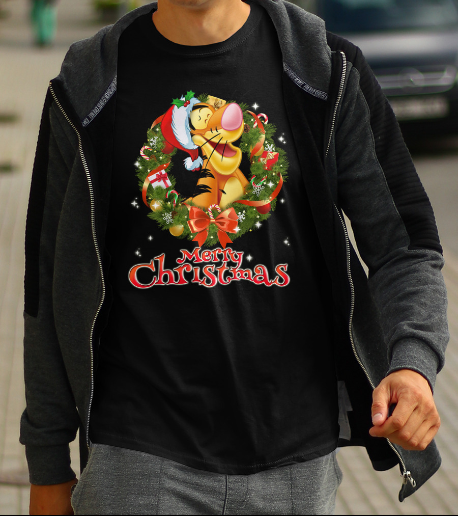 Tigger Merry Christmas Wreath Santa Hat T-Shirt