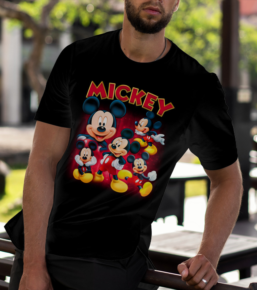 Mickey Czerwono-Żółty Napis Z Kilkoma Klasycznymi Postaciami W Różnych Pozach Na Ciemnym Tle T-Shirt