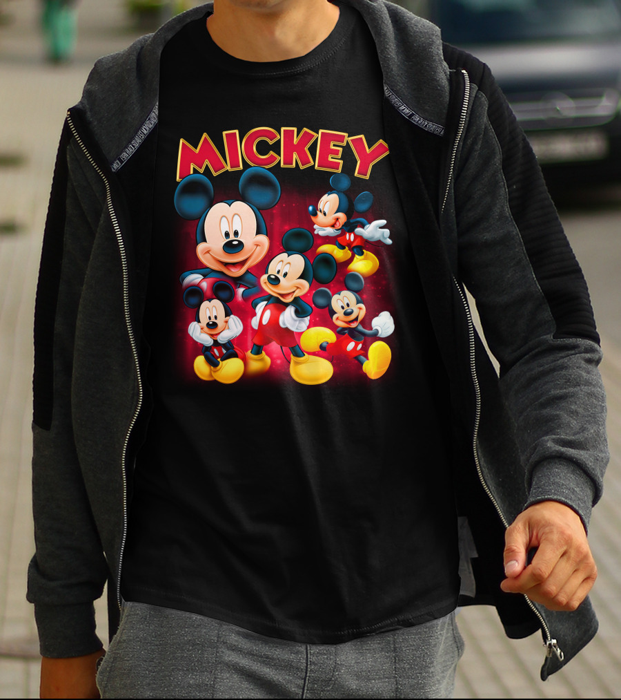 Mickey Czerwono-Żółty Napis Z Kilkoma Klasycznymi Postaciami W Różnych Pozach Na Ciemnym Tle T-Shirt