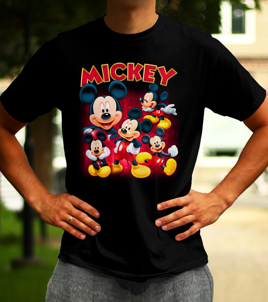 Mickey Czerwono-Żółty Napis Z Kilkoma Klasycznymi Postaciami W Różnych Pozach Na Ciemnym Tle T-Shirt