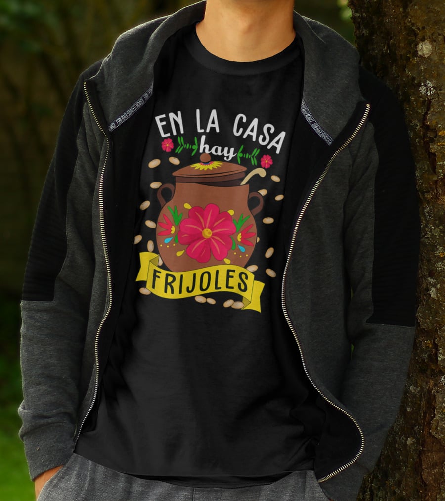 En La Casa Hay Frijoles Funny Mexican Mom Food Pot With Flowers And Beans T-Shirt