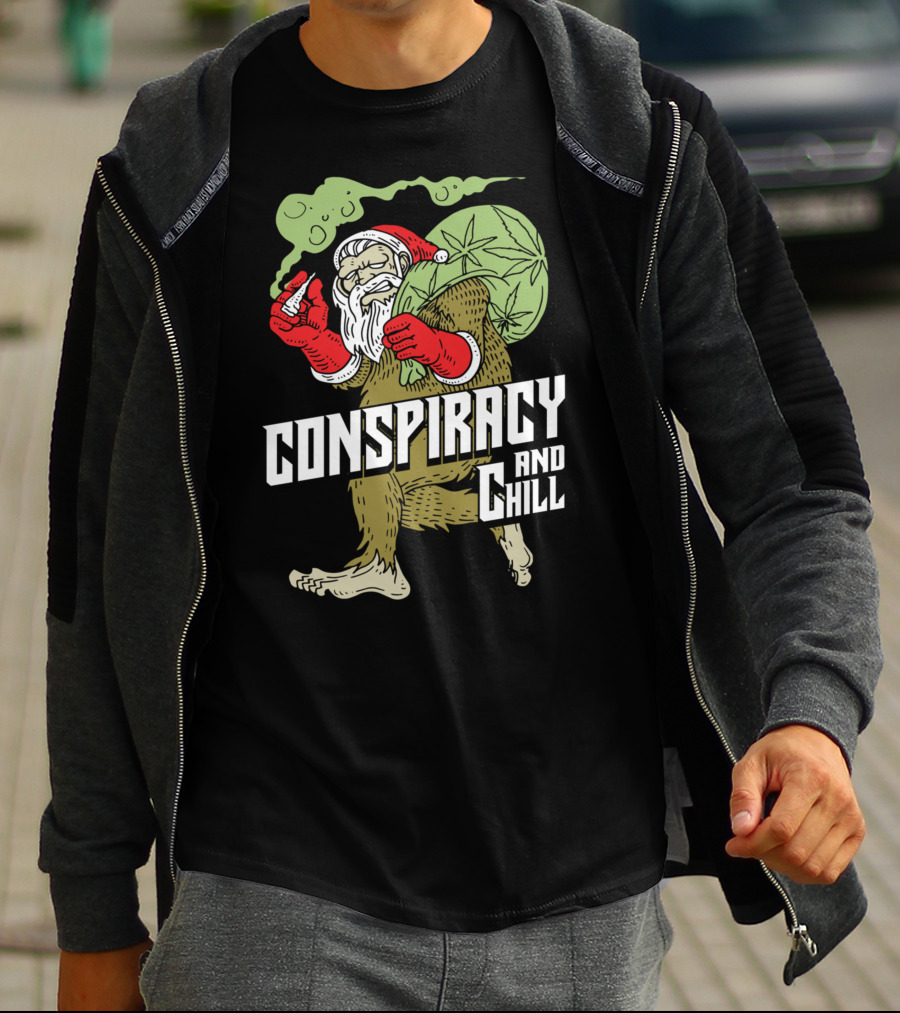 Conspiracy And Chill Bigfoot Weihnachtsmann Raucht Gras Fun Santa Bigfoot Smoking Christmas Weed T-Shirt