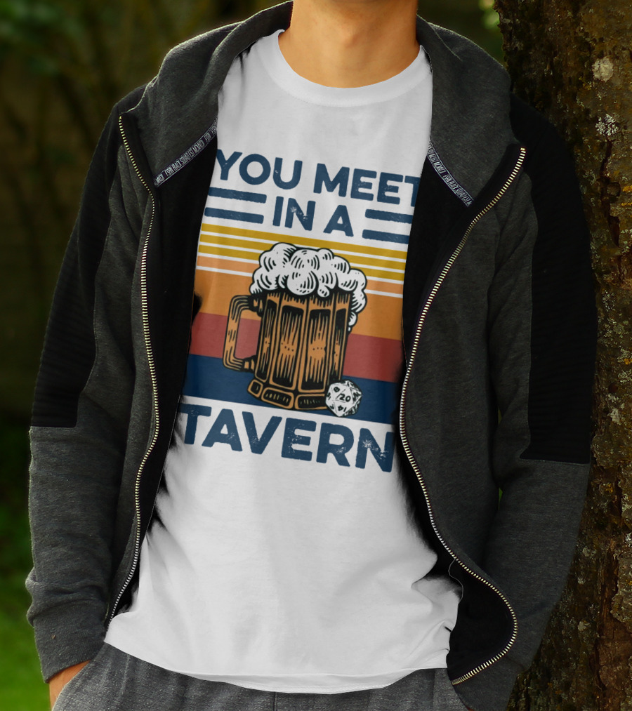 YOU MEET IN A TAVERN Beer Mug With D20 Dice And Vintage Stripes T-Shirt