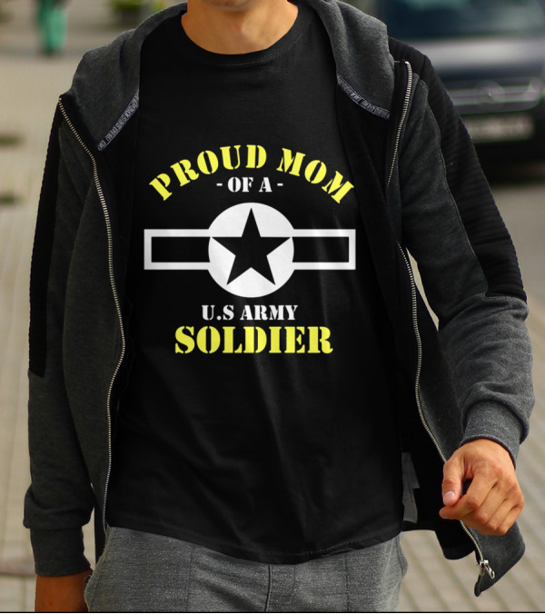 PROUD MOM OF A U.S. ARMY SOLDIER STAR BADGE MILITARY T-Shirt