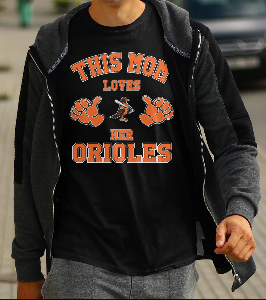 This Mom Loves Her Orioles Baseball Fan Thumbs Up T-Shirt