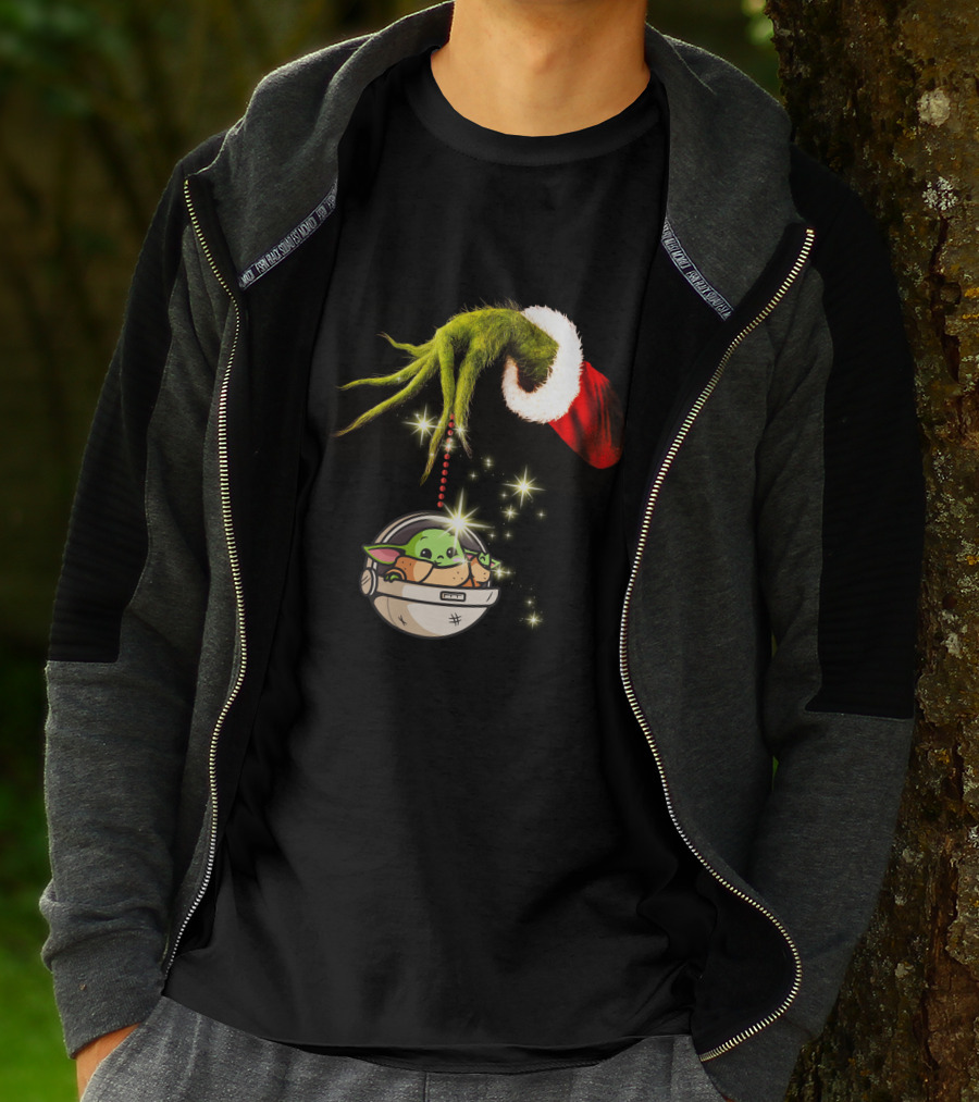 Grinch Hand Holding Baby Yoda Christmas T-Shirt
