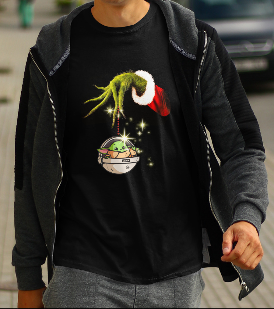 Grinch Hand Holding Baby Yoda Christmas T-Shirt