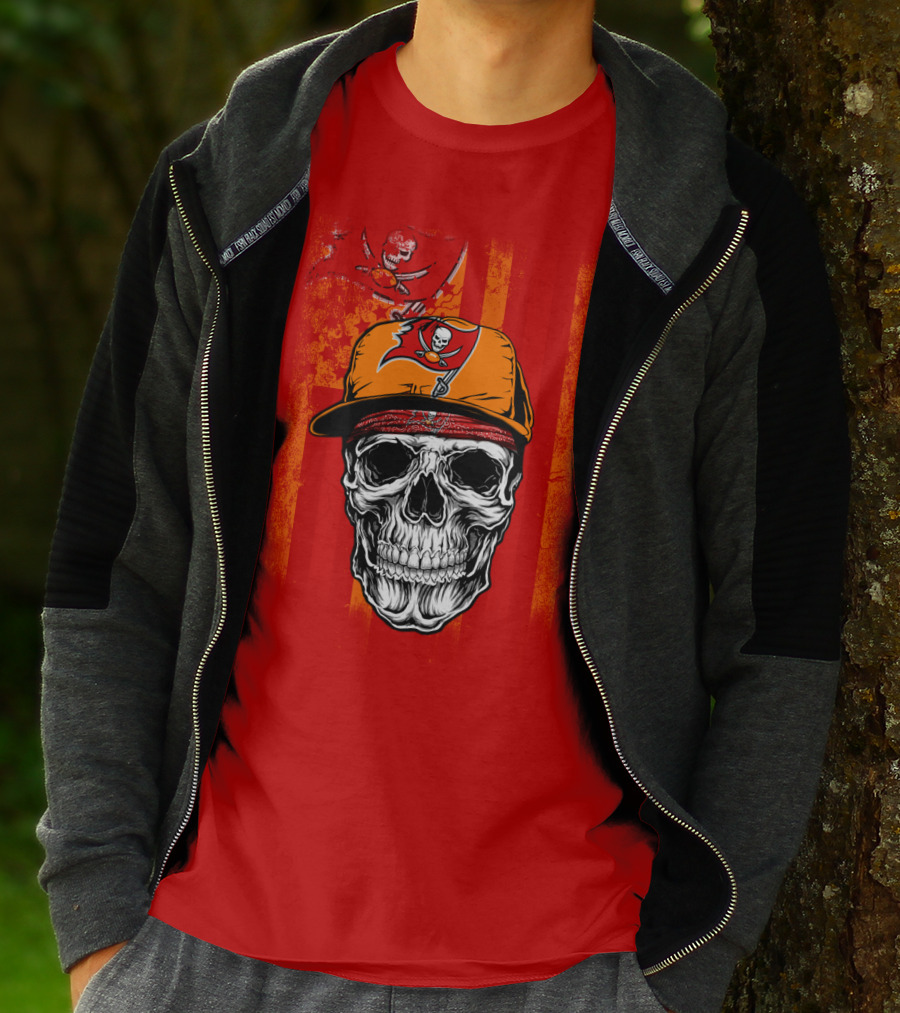Tampa Bay Buccaneers Skull In Cap With Pirate Flag T-Shirt