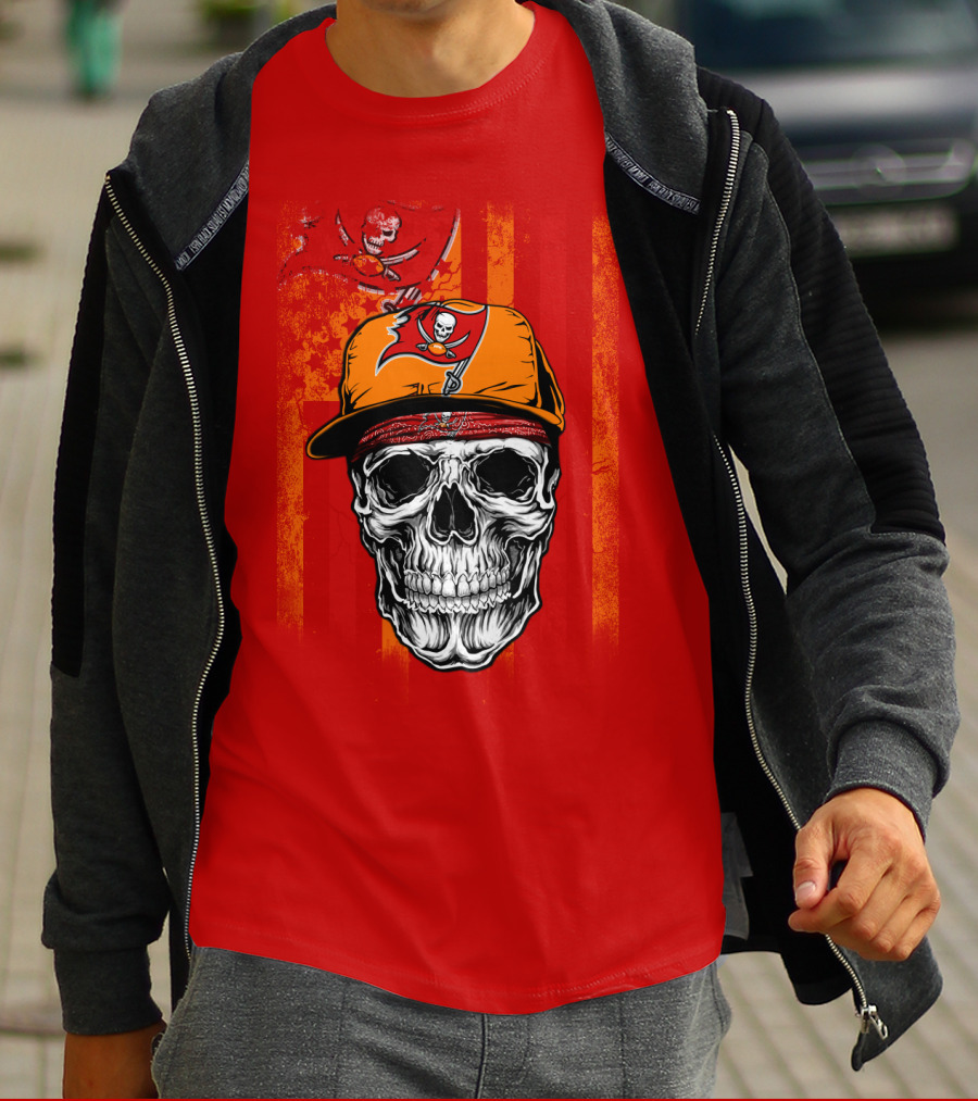 Tampa Bay Buccaneers Skull In Cap With Pirate Flag T-Shirt