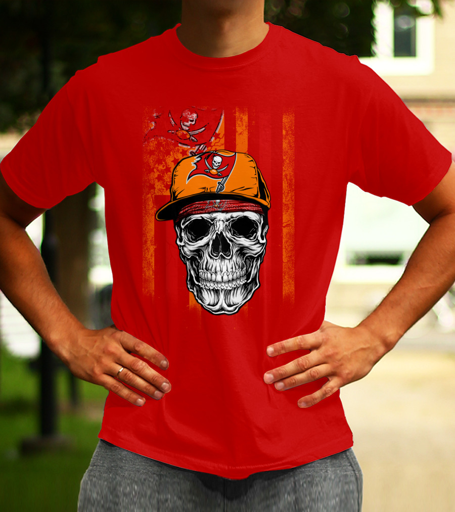 Tampa Bay Buccaneers Skull In Cap With Pirate Flag T-Shirt