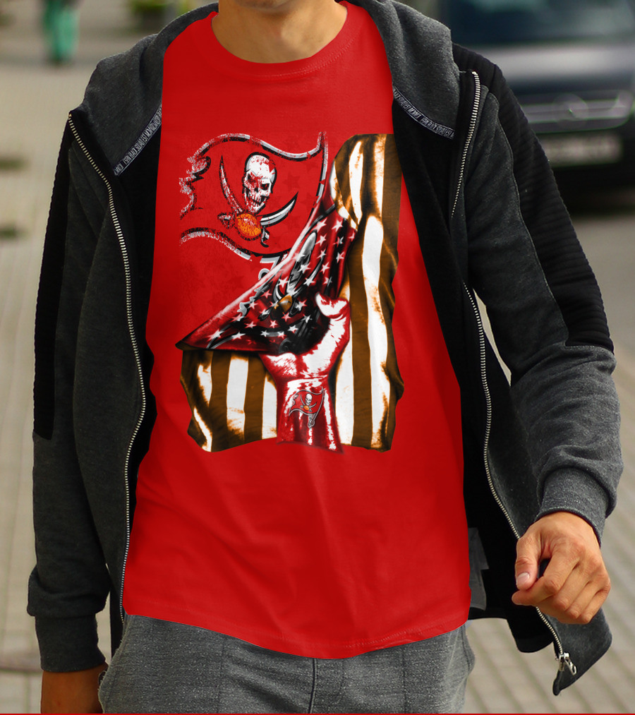 Tampa Bay Buccaneers Skull Flag And Hand With Stars And Stripes T-Shirt