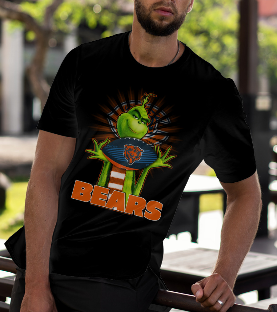 Grinch With Chicago Bears Football T-Shirt