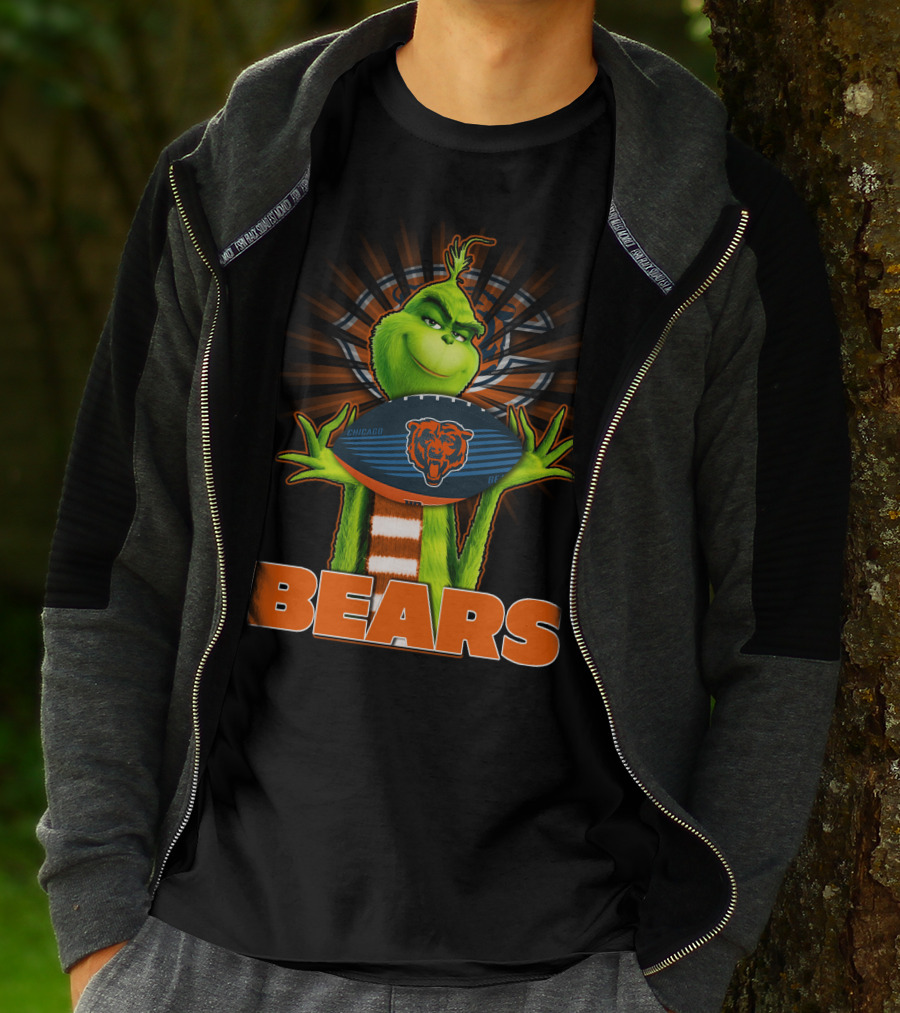 Grinch With Chicago Bears Football T-Shirt