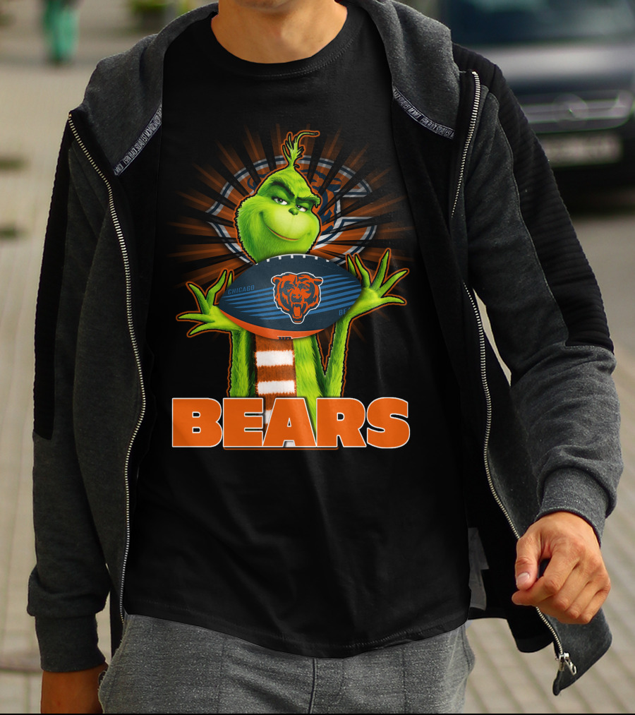 Grinch With Chicago Bears Football T-Shirt